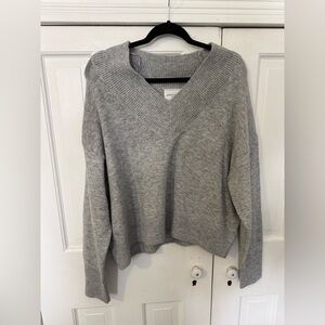 SOHO & STELLA Women's V-Neck Sweater in Gray
